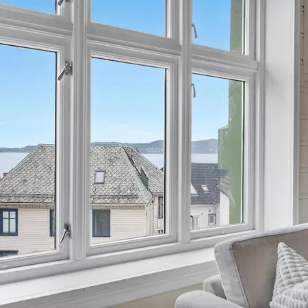 Cozy & Modern In Historic Area Of *